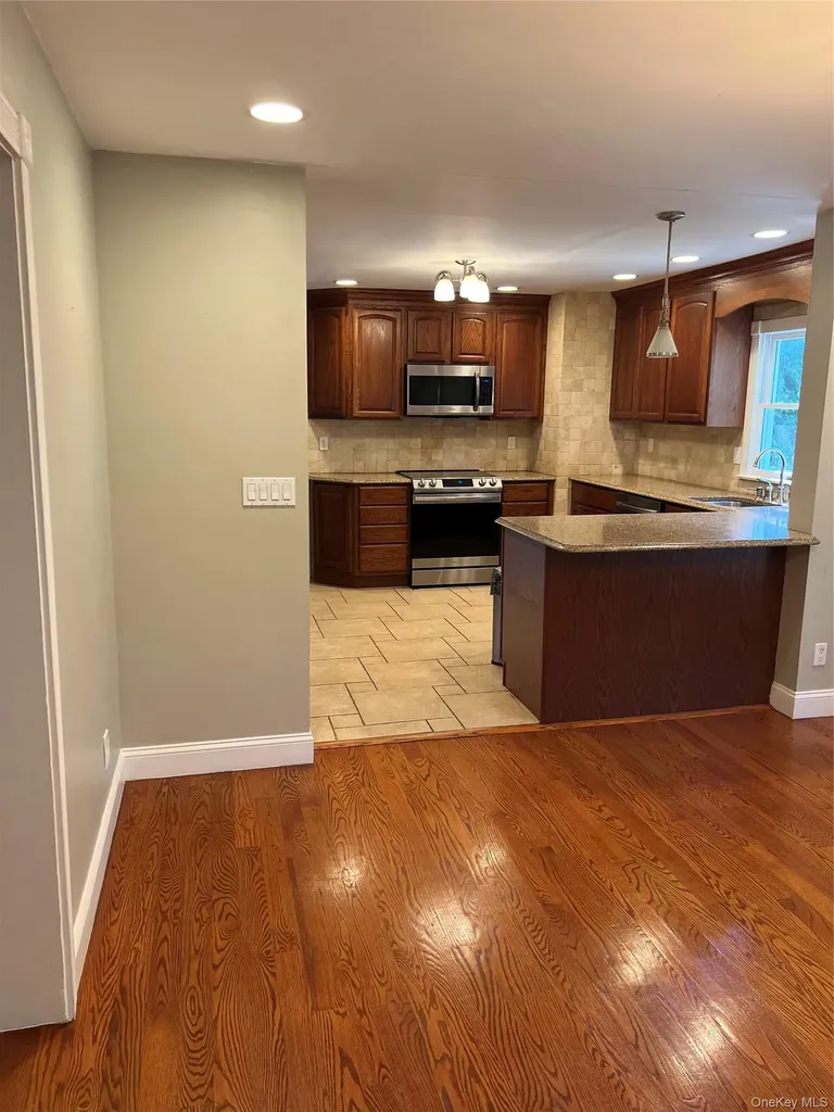 10 Jonah Road Miller Place NY 11764