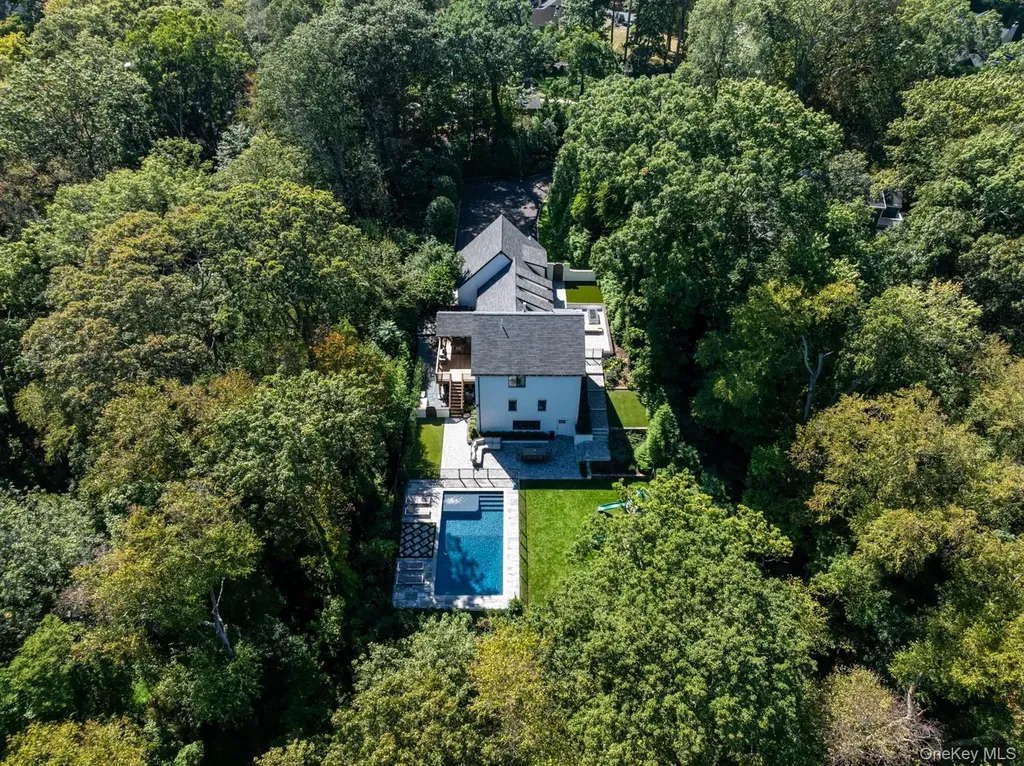 20 Tall Tree Court Cold Spring Harbor NY 11724