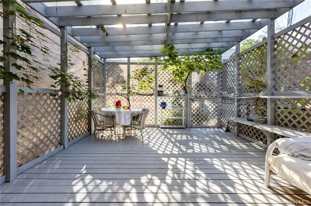 82 W End Avenue Brooklyn NY 11235