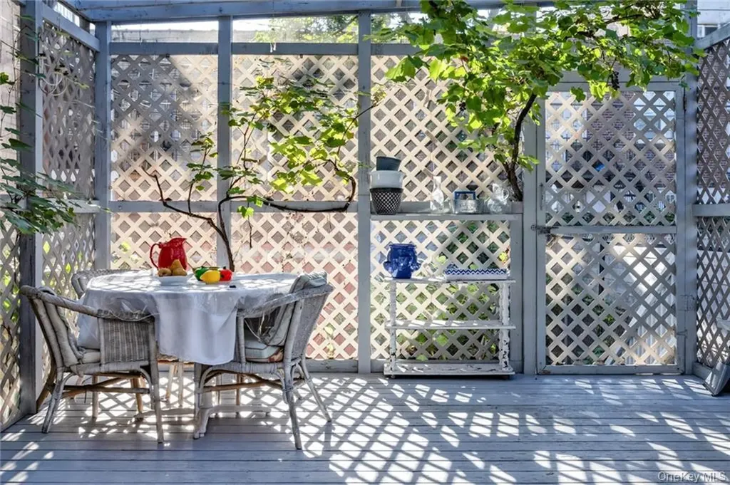 82 W End Avenue Brooklyn NY 11235