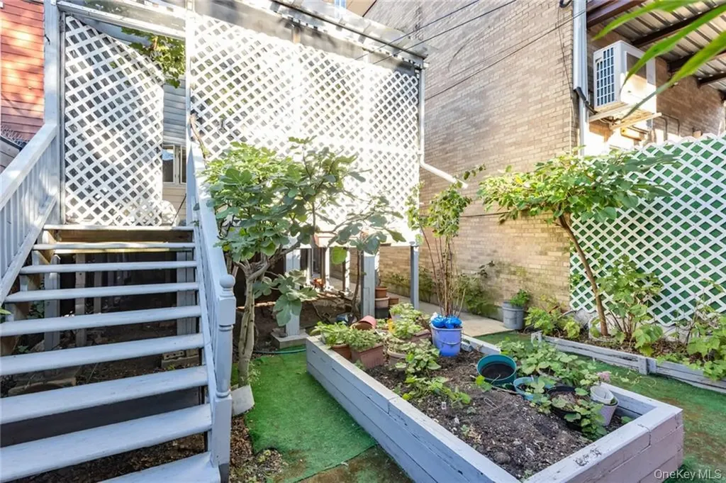 82 W End Avenue Brooklyn NY 11235