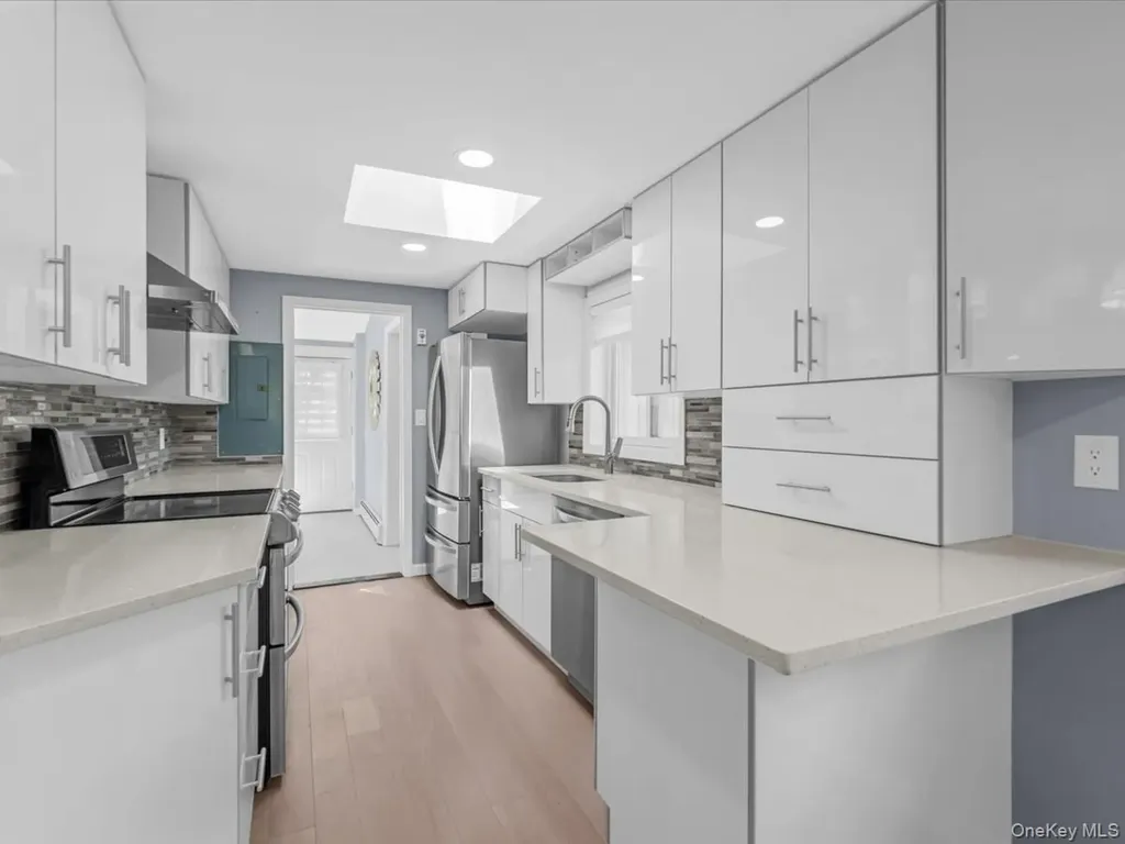 19 Ridge Drive E Roslyn NY 11576