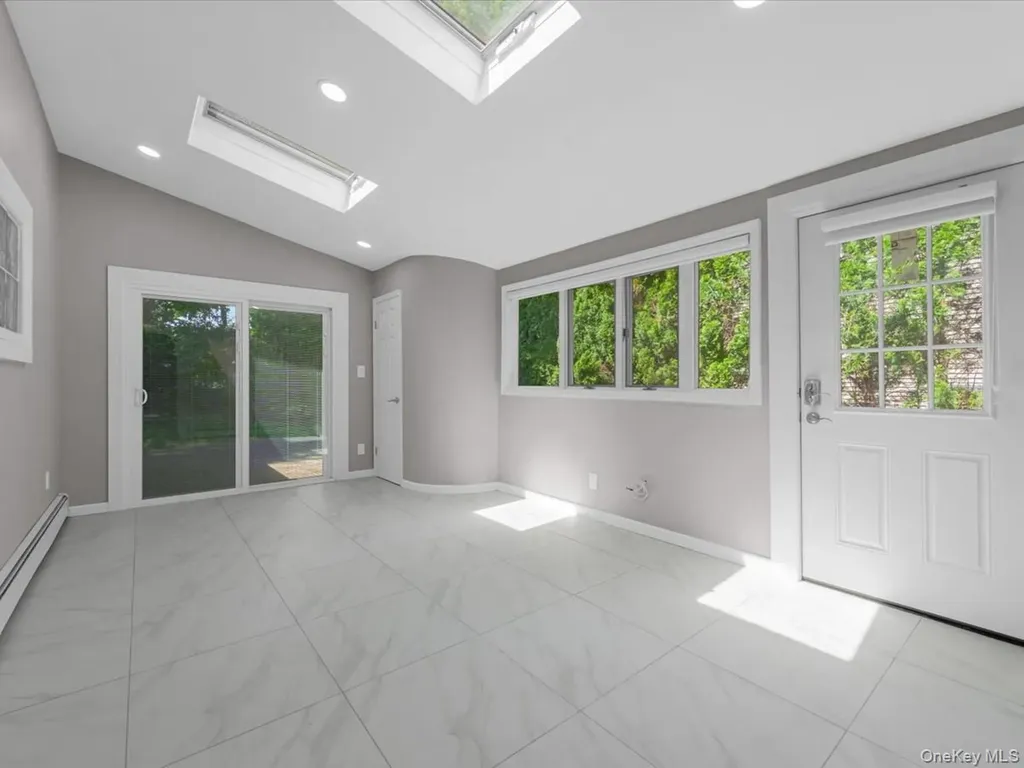 19 Ridge Drive E Roslyn NY 11576