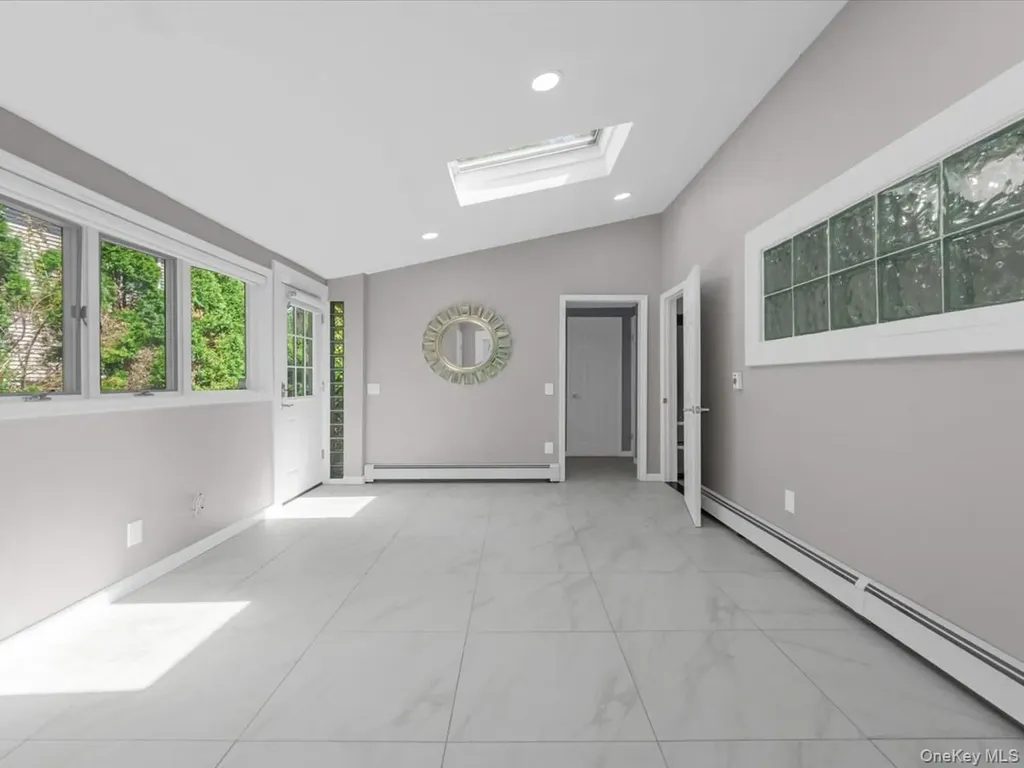19 Ridge Drive E Roslyn NY 11576