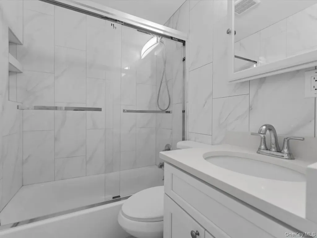 19 Ridge Drive E Roslyn NY 11576