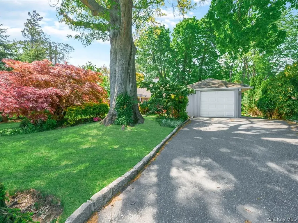 19 Ridge Drive E Roslyn NY 11576