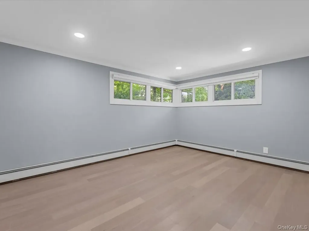 19 Ridge Drive E Roslyn NY 11576