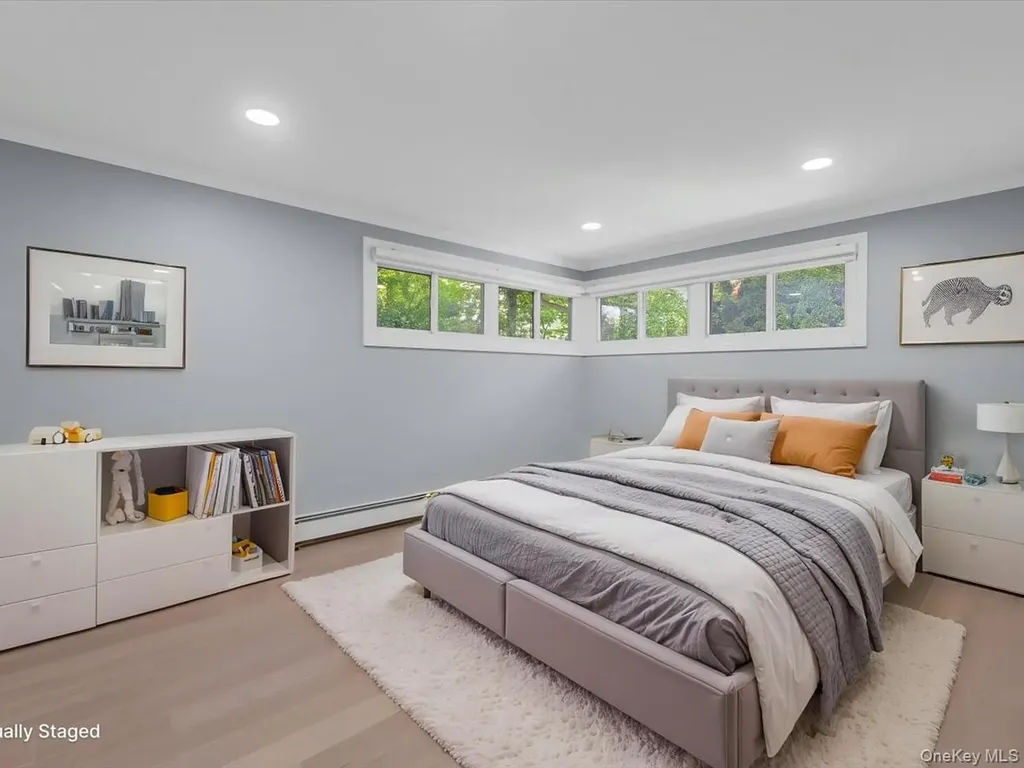 19 Ridge Drive E Roslyn NY 11576