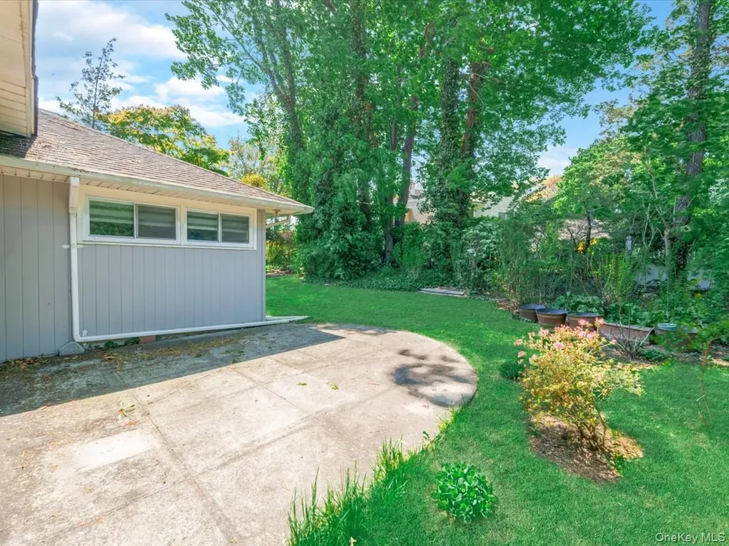 19 Ridge Drive E Roslyn NY 11576