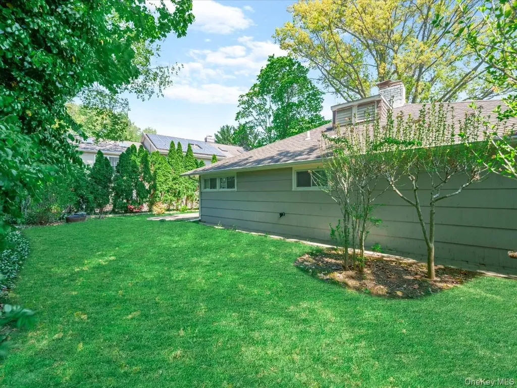 19 Ridge Drive E Roslyn NY 11576