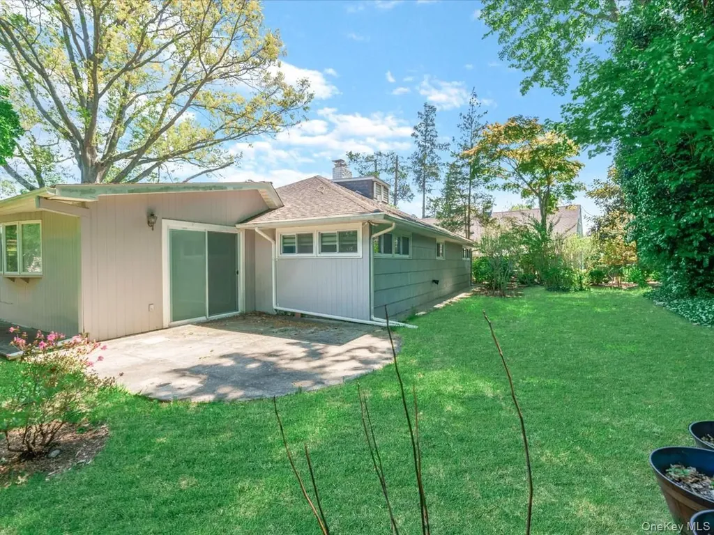 19 Ridge Drive E Roslyn NY 11576