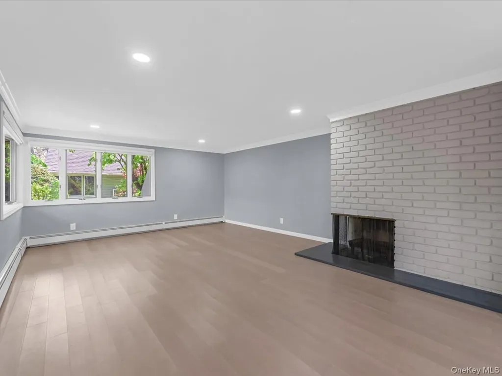 19 Ridge Drive E Roslyn NY 11576