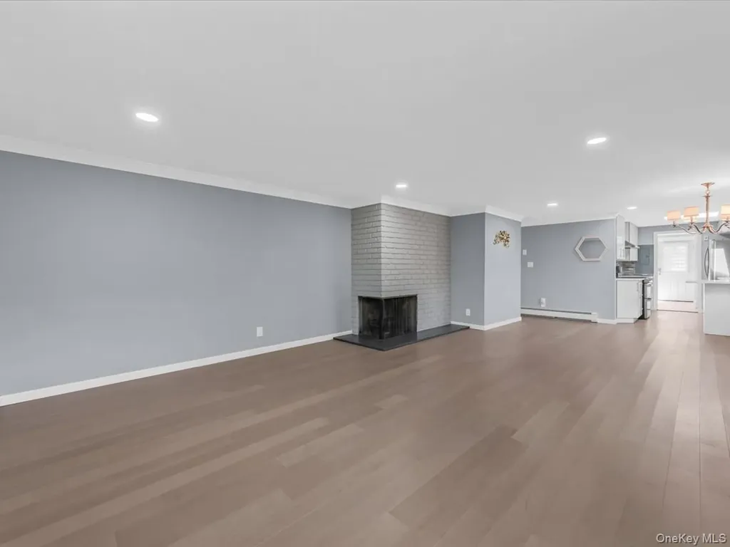 19 Ridge Drive E Roslyn NY 11576