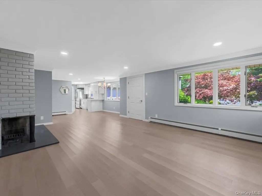 19 Ridge Drive E Roslyn NY 11576