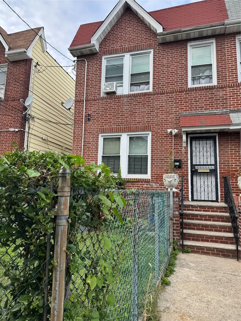 927 E 219th Street Bronx NY 10469