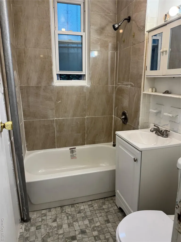 927 E 219th Street Bronx NY 10469