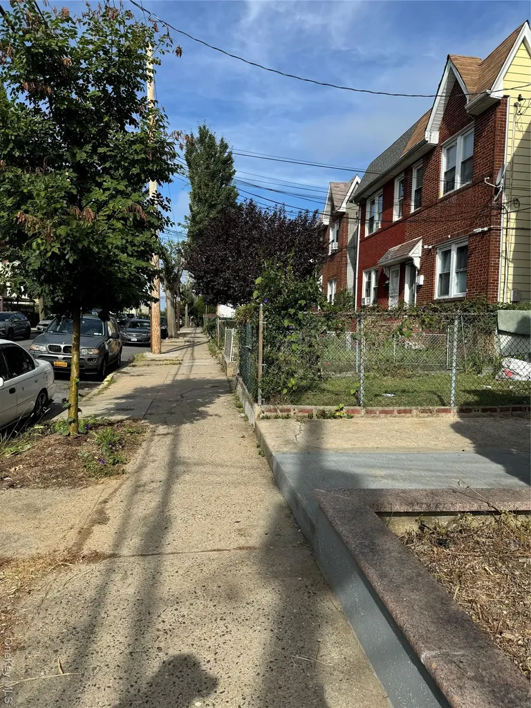 927 E 219th Street Bronx NY 10469
