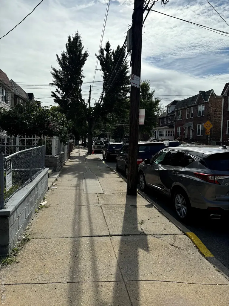 927 E 219th Street Bronx NY 10469