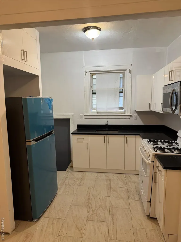 927 E 219th Street Bronx NY 10469