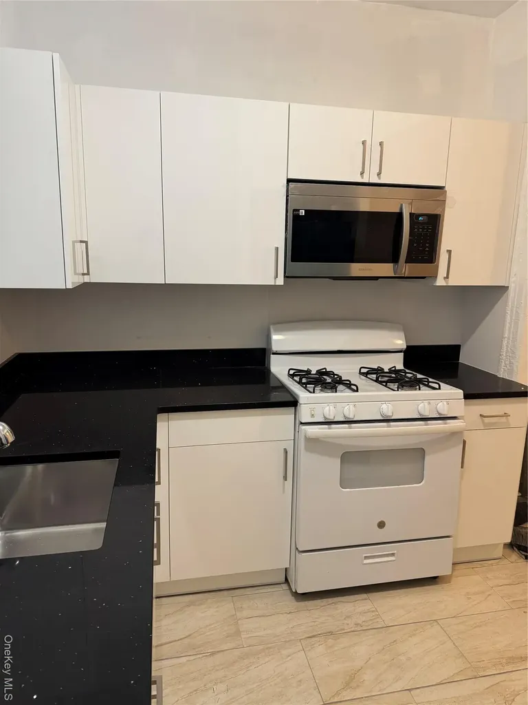 927 E 219th Street Bronx NY 10469
