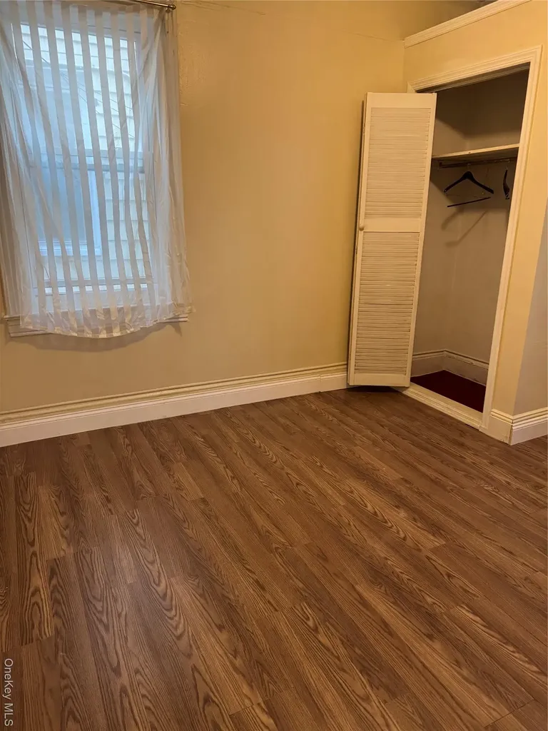 927 E 219th Street Bronx NY 10469