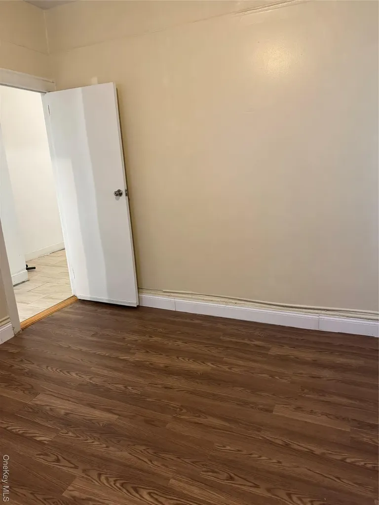 927 E 219th Street Bronx NY 10469