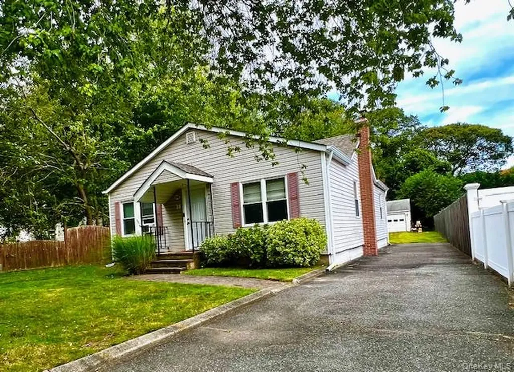 31 Champlain Street Ronkonkoma NY 11779
