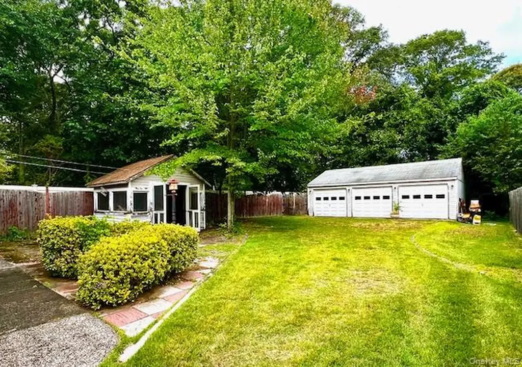 31 Champlain Street Ronkonkoma NY 11779