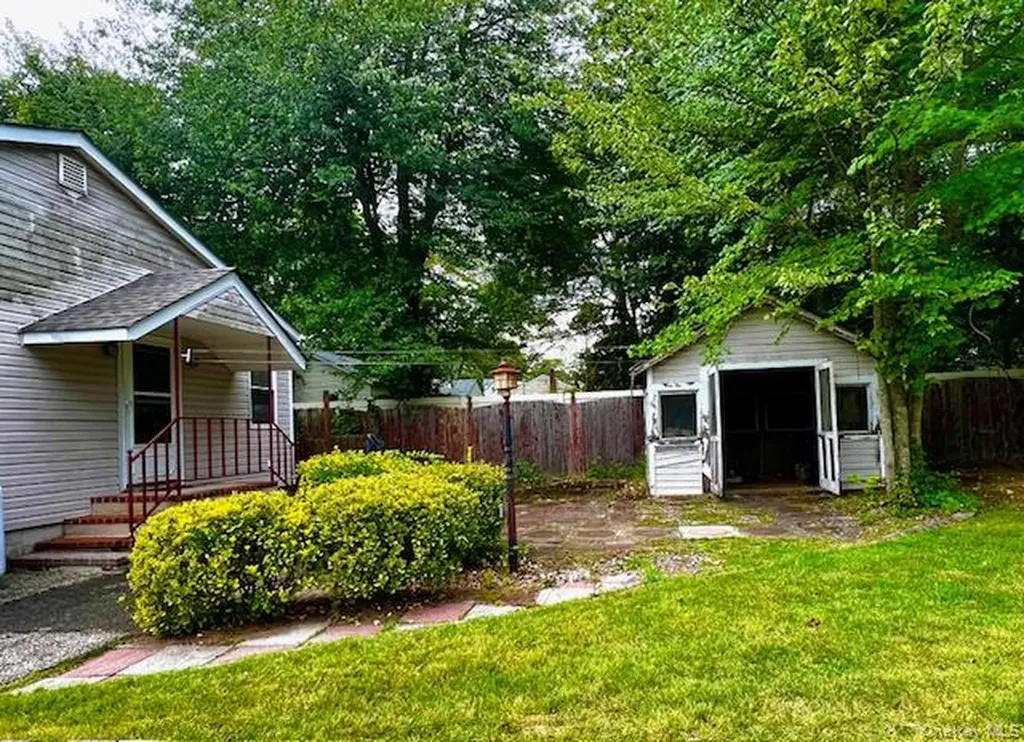 31 Champlain Street Ronkonkoma NY 11779