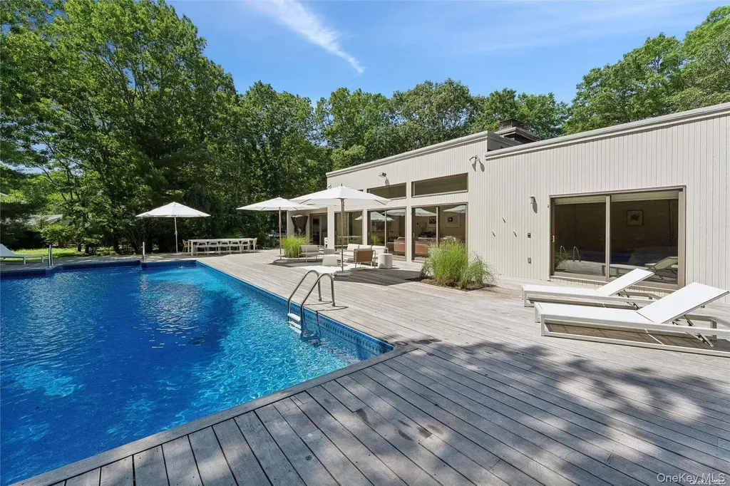8 Deer Path Quogue NY 11959