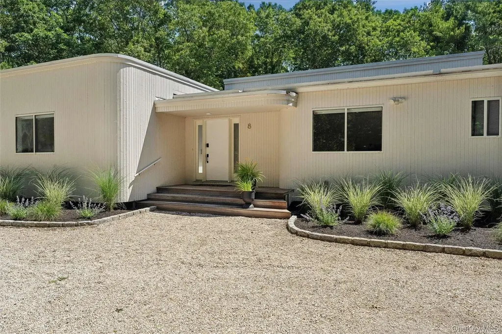 8 Deer Path Quogue NY 11959