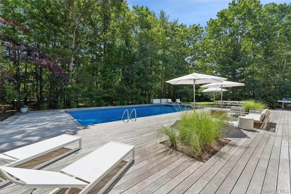 8 Deer Path Quogue NY 11959