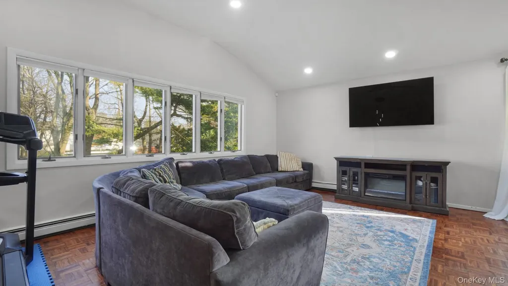 23 Madeline Lane West Babylon NY 11704