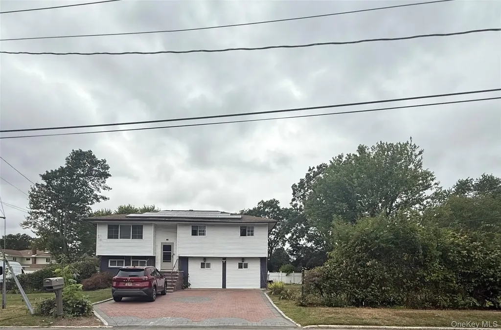 82 Schenectady Avenue West Babylon NY 11704