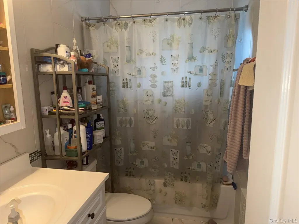 82 Schenectady Avenue West Babylon NY 11704