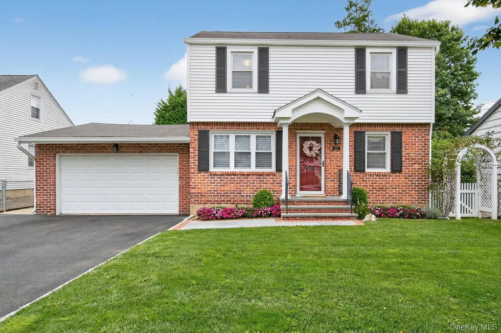 437 Andrews Road Mineola NY 11501
