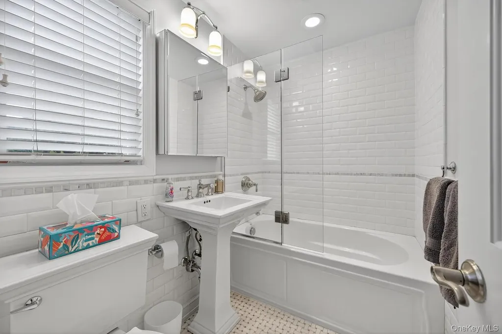 437 Andrews Road Mineola NY 11501
