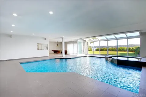 26 Tennis Court Road Oyster Bay NY 11771