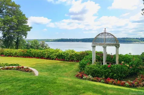 26 Tennis Court Road Oyster Bay NY 11771