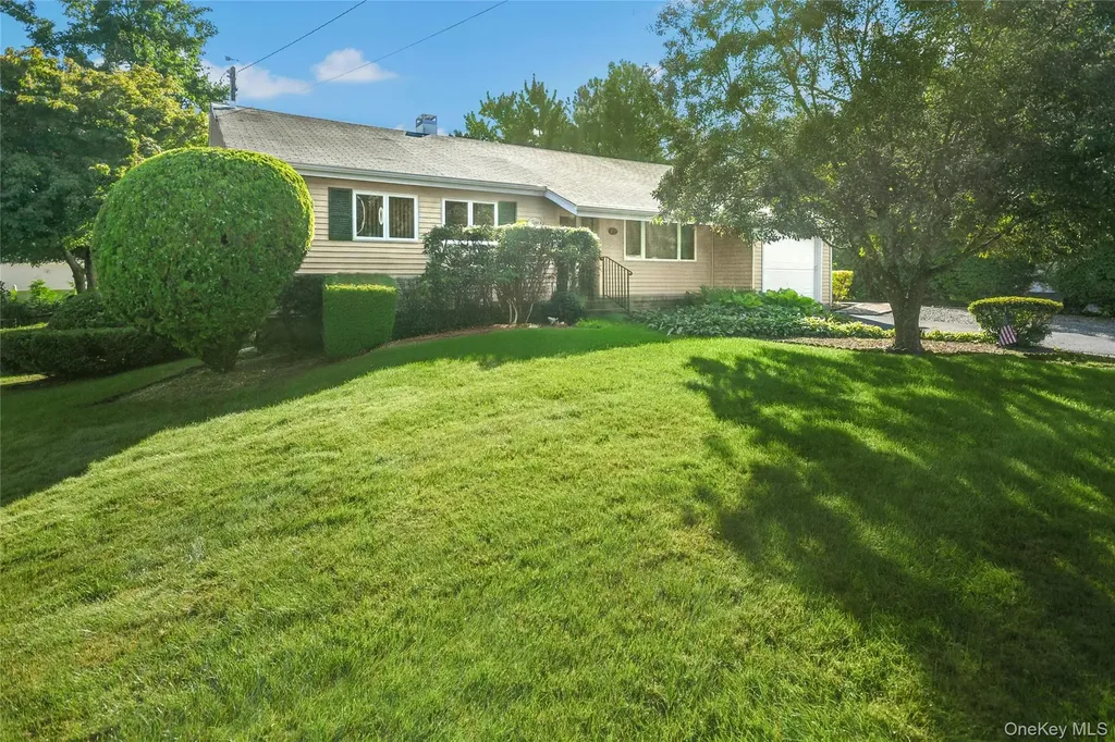 27 7th Avenue Kings Park NY 11754