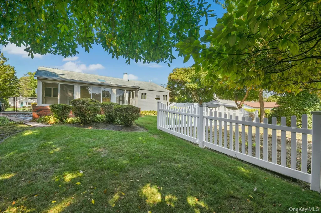 27 7th Avenue Kings Park NY 11754