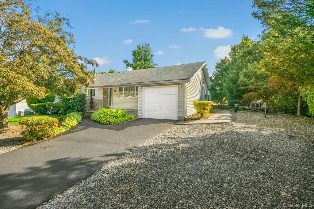 27 7th Avenue Kings Park NY 11754