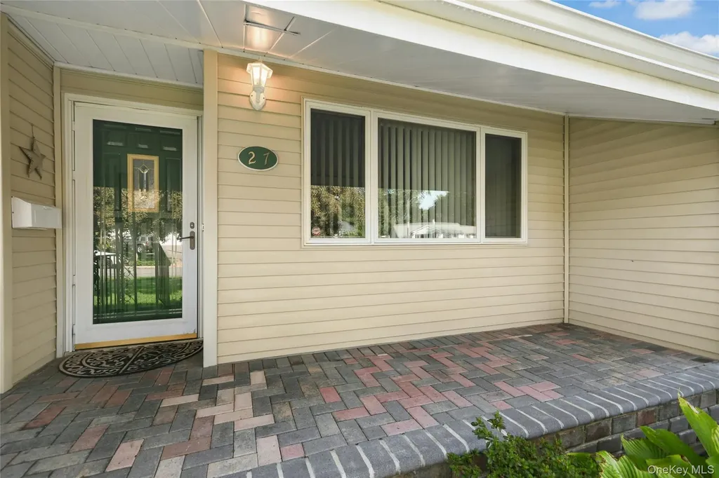 27 7th Avenue Kings Park NY 11754