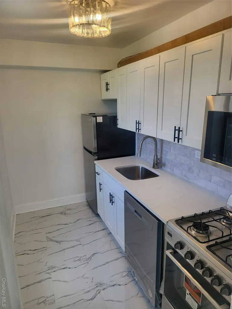 Hollis NY 11423