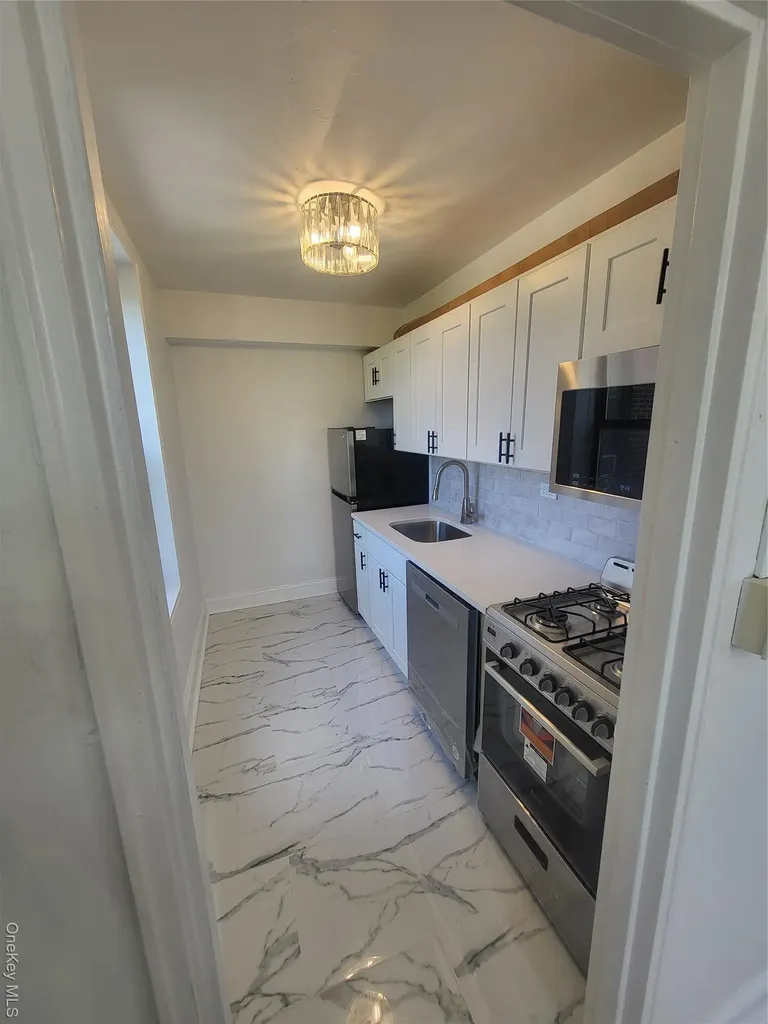 Hollis NY 11423