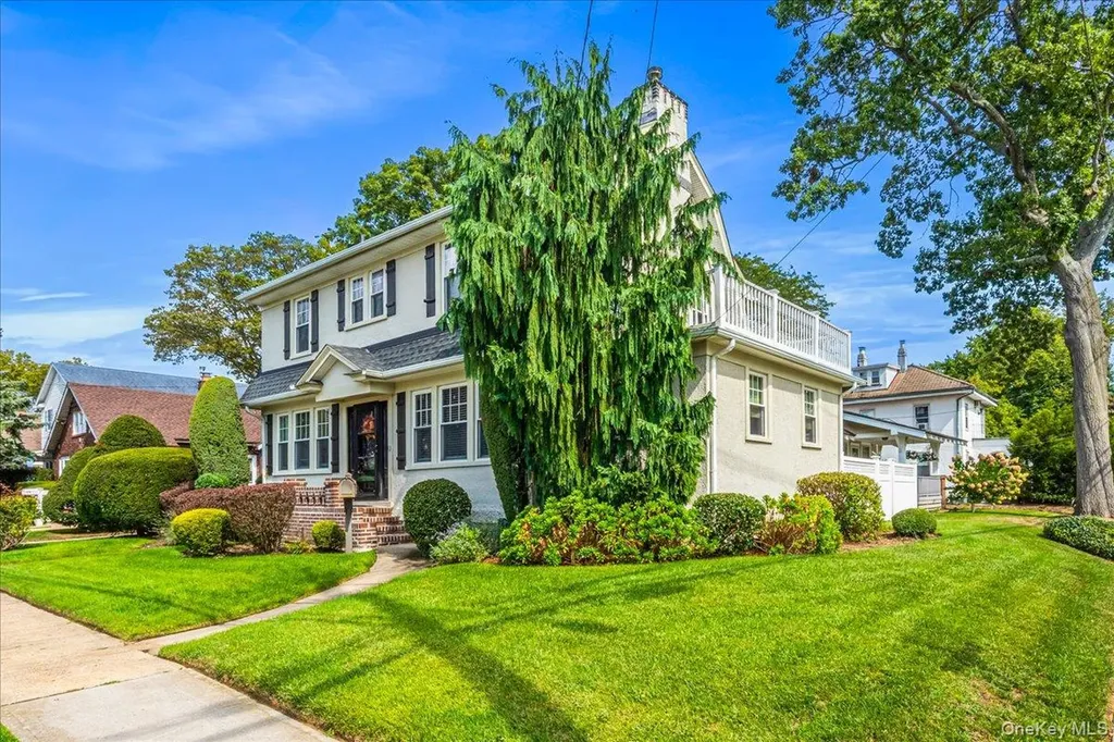 2 Derby Court Malverne NY 11565