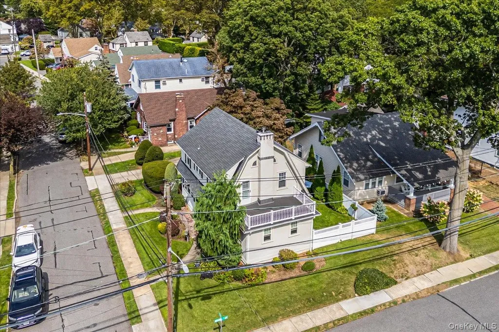 2 Derby Court Malverne NY 11565