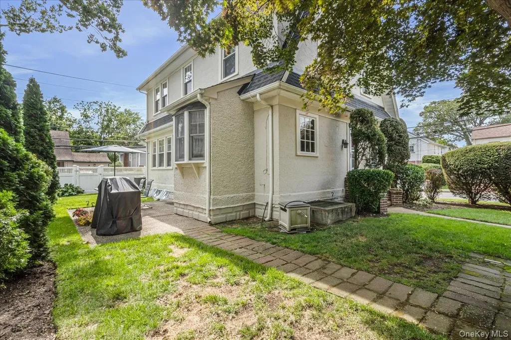 2 Derby Court Malverne NY 11565