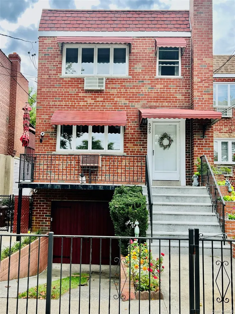 525 Hollywood Avenue Bronx NY 10465