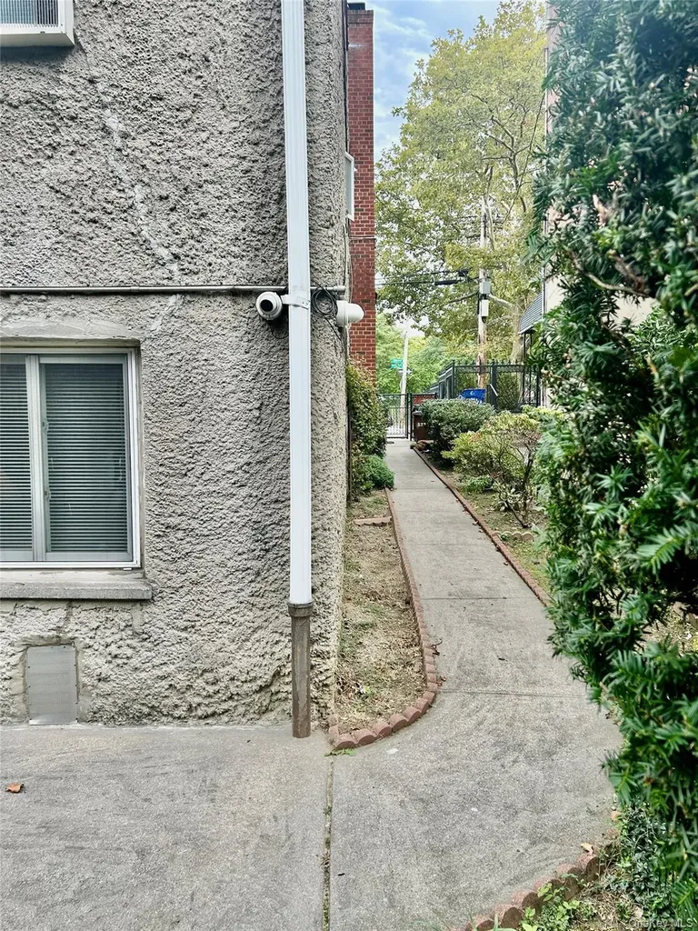 525 Hollywood Avenue Bronx NY 10465